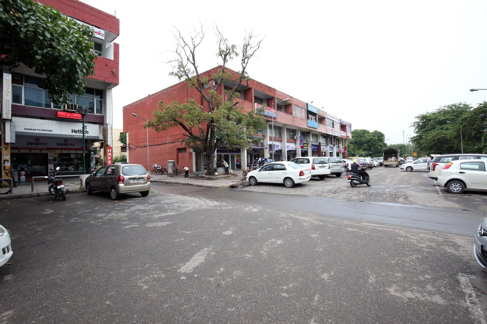 Oyo Hotel Royal Brooks Chandigarh Exterior photo